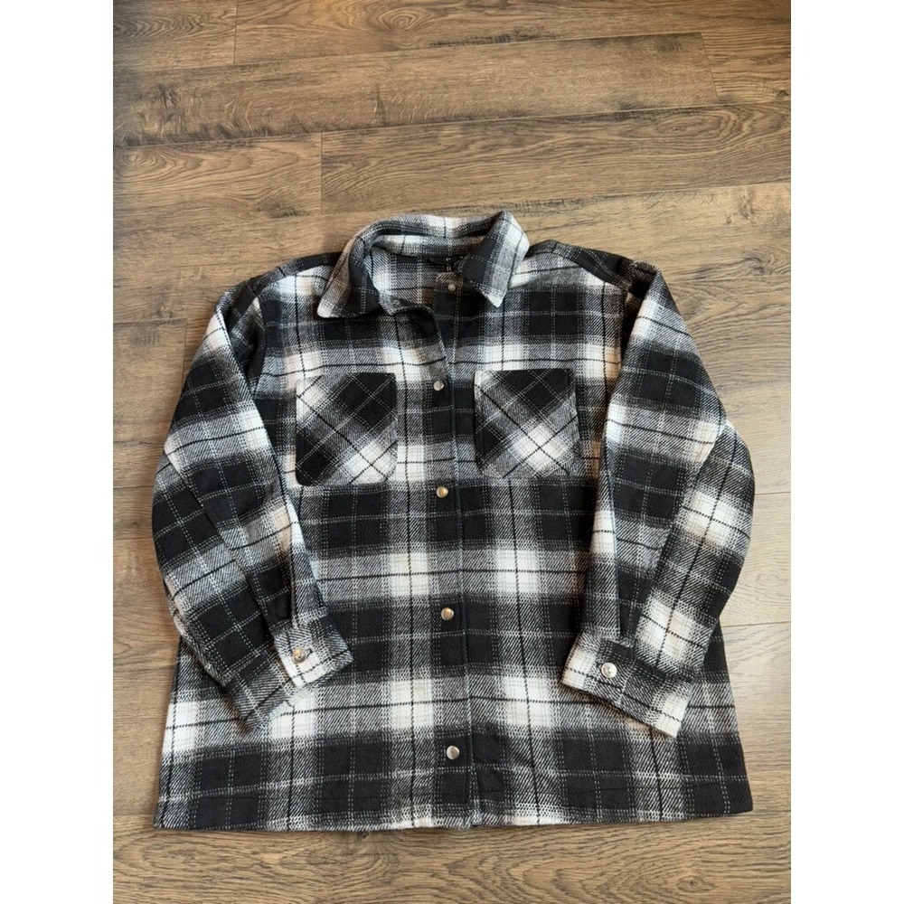 EUC‎ Womens H&M Divided black white plaid shacket snap buttons size L